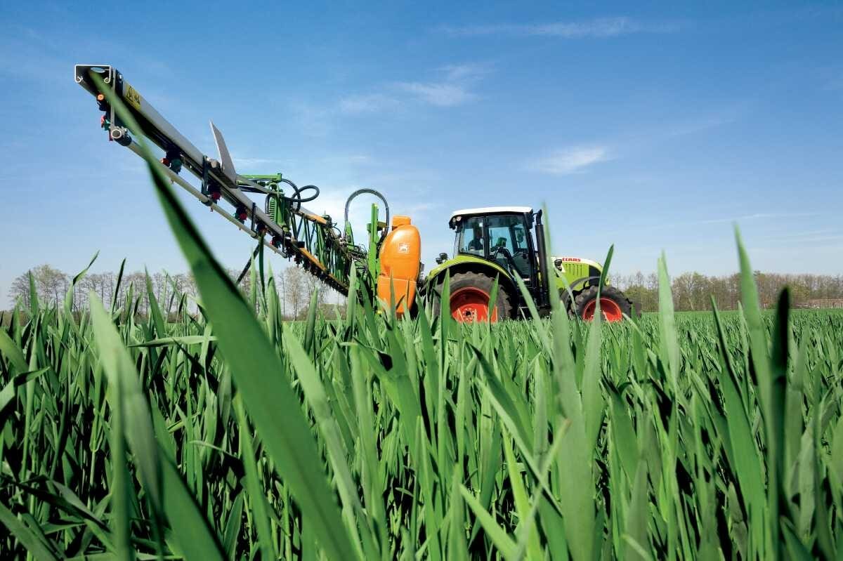 amazone UF mounted sprayer on a claas tractor