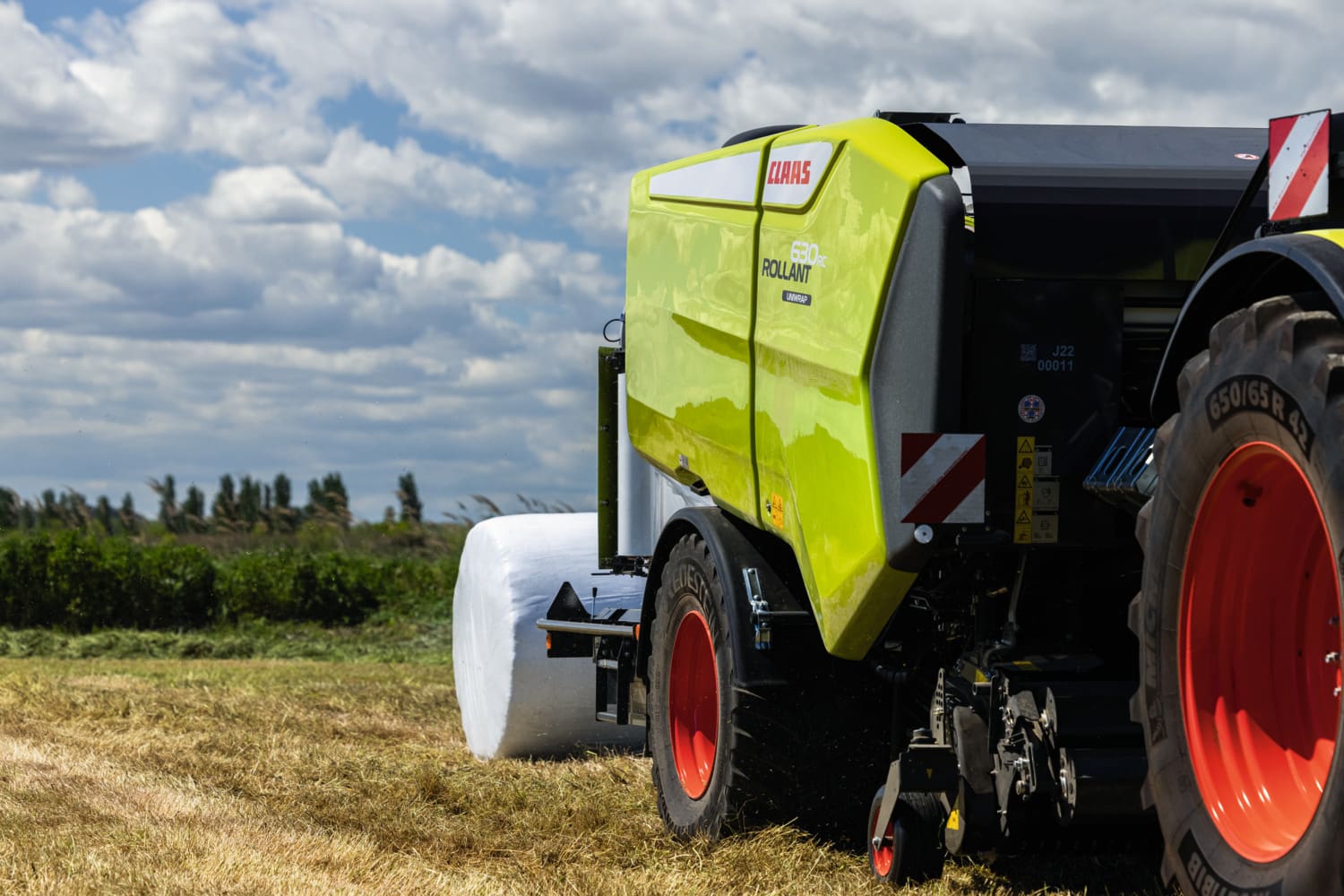 image of the claas rollant 630 baler, with the baler in focus