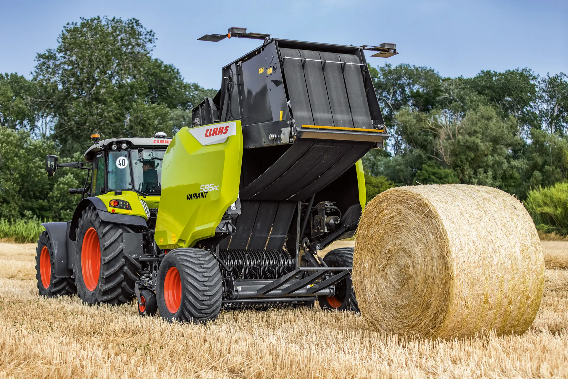 CLAAS Tractor pulling Variant baler with round bale